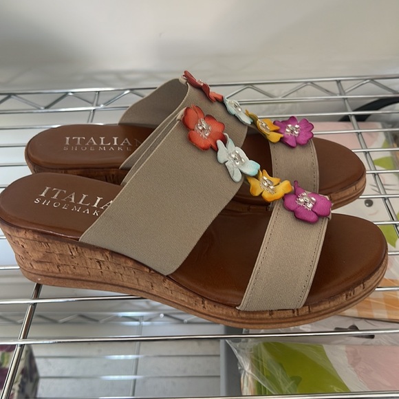 Marcfisher footwear slider sandals 6 1/2 with flowers, made in Italy. - Picture 2 of 9